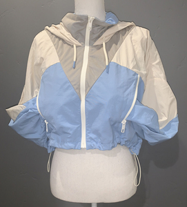 ชุดเซ็ต 2 ชิ้น เสื้อแจ็คเก็ตไนลอนน้ำหนักเบาแบบครอป ซิปติดกระดุม ฮู้ดดี้ ระบายอากาศได้ดี ซับในตาข่าย กันลม กางเกงจ็อกเกอร์สีพื้น ความยาวระดับเข่า สำหรับฤดูร้อน - Product Image 2