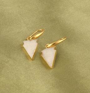 Pendientes colgantes minimalistas de ágata blanca con drusa, de latón con baño de oro de 18k, con forma de punta de flecha y gancho de drusa. - Product Image 4