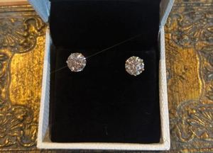 Pendientes de diamantes ligeros de lujo para mujer, pendientes de diamantes de exportador a precio de mayoreo. - Product Image 2
