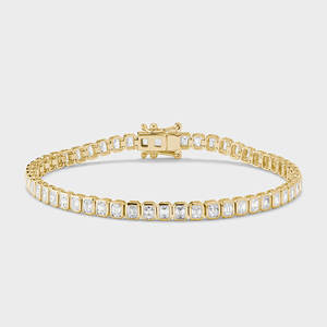 Bracelet tennis en or jaune avec diamants taille émeraude, sertissage en canal, classique, pour femme, à porter au quotidien - Product Image 1