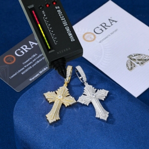 Colgante Cruz Real Multicapa - Colgante de Plata 925 con Moissanita, Estilo Goteo Iced Out, Pieza Clásica Inspirada en la Fe - Product Image 5