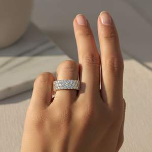 Anillo de Eternidad de Tres Filas con Corte Redondo y Engaste Pavé de 4.70CTW - Product Image 6