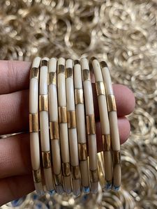 Juego de 3 brazaletes de latón hechos a mano con incrustaciones de resina a rayas y lunares en blanco y negro, apilables, joyería geométrica llamativa - Product Image 3