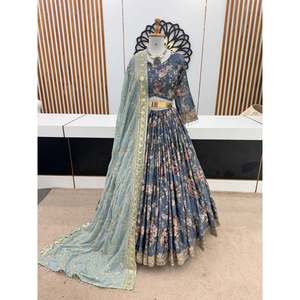 DISEÑADOR CHINON IMPRESIÓN DIGITAL DE SEDA CON BORDADO SECUENCIA TRABAJO LEHENGA CHOLI CON DUPATTA GRIS ROPA lehenga choli - Product Image 2