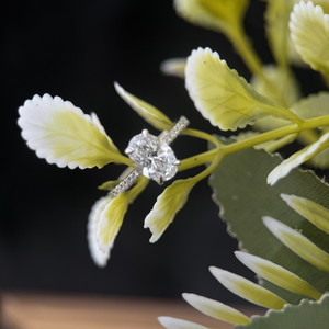 Bague de fiançailles en or blanc 14 carats avec diamant ovale de laboratoire certifié IGI, 1,30 ct D VVS2, bijoux de mariée certifiés IGI - Product Image 3