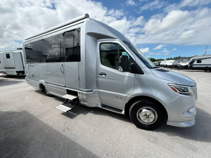 Remorque d'occasion 2021 Airstream Atlas Tommy Bahamas Edition Murphy Suite - Product Image 6