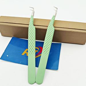 Pinzas Profesionales de Color Verde Mate con Mango Antideslizante de Diamante y Ángulo de 90 Grados para Crear Abanicos Perfectos, con Agarre Fuerte y Caja - Product Image 4