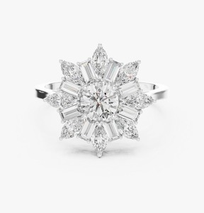 Bague de fiançailles en or jaune 9 carats avec diamant de laboratoire rond de 2 carats, grappe florale et diamants marquise et baguette - Product Image 5