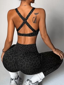 Conjunto de yoga de 2 piezas sin costuras para mujer, estampado de leopardo, sujetador deportivo con diseño cruzado y leggings de cintura alta con efecto fruncido para gimnasio - Product Image 2