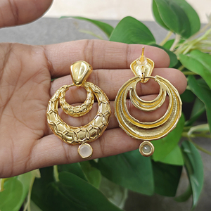Boucles d'oreilles pendantes géométriques tendance pour femmes en quartz hydro et calcédoine, laiton massif plaqué or 18 carats avec finition texturée - Product Image 6