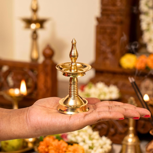 Mini lampe à huile traditionnelle du Kerala en laiton pur, style Kuthu Vilakku, pour la décoration de la maison et des temples (Pooja Mandir) - Product Image 5