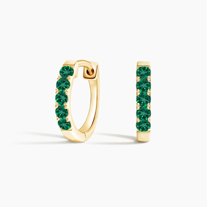 Pendientes de Aro Huggie de Oro Amarillo con Esmeraldas, Clásicos para Mujer, Uso Diario, Piedras Laterales de Corte Redondo - Product Image 1