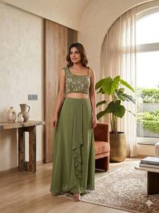 Elegante conjunto de top y pantalón palazzo de diseño Fox Georgette Fusion Wear con bordados y detalles de lentejuelas para mujer - Product Image 2