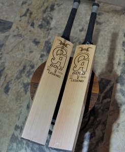 Bate de Críquet CA Sports Gold Legend Edition de Madera de Sauce Inglés, Ligero, para Mano Derecha/Izquierda, con Funda Protectora y Agarre Extra - Product Image 1