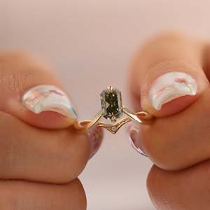 แหวนทองคำแท้ประดับเพชรแล็บครีเอท สีเขียวสดใส น้ำหนัก 1.31 กะรัต รุ่น Custom FancyColor ดีไซน์มงกุฎสไตล์ป่าไม้ ประดับด้วยเพชรซิลวาน งานแฮนด์เมด ฝังเพชรแบบซ่อน - Product Image 4