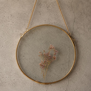 Cadre de miroir rond en laiton avec fleurs séchées, décoration murale suspendue, design circulaire en métal fait main, finition dorée brillante, décorations murales - Product Image 1