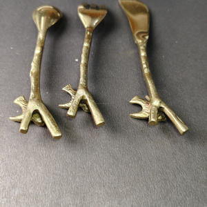 Ensemble décoratif d'apéritif en or à 3 pièces avec oiseau sur branche, comprenant une petite cuillère, une fourchette à trois branches et un épandeur arrondi. Durable - Product Image 6