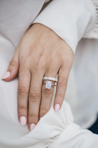 Bague en or massif 18 carats avec diamant taille émeraude, sertie à griffes, bijoux fins classiques pour femme - Product Image 3