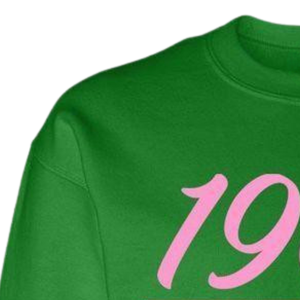 Sudadera con cuello redondo AKA 1908Script Year, de forro polar premium, con letras griegas, personalizada para hermandades, color verde Kelly - Product Image 3