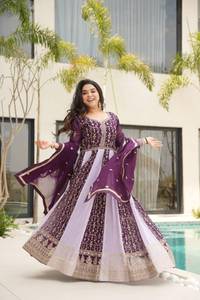 ชุดเดรส Anarkali สไตล์ดีไซเนอร์สำหรับผู้หญิง งานปักลายแบบดั้งเดิม พร้อมผ้าคลุมไหล่ คอลเลคชั่นสำหรับงานเฉลิมฉลอง - Product Image 4