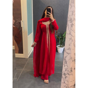 ชุดคุर्ตา/คุर्ติปักลายดีไซเนอร์ จอร์เจตต์ พร้อมผ้าคลุมไหล่สีแดง ลายพิมพ์ดิจิทัลสำหรับผู้หญิง - Product Image 1