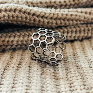 Anillo Geométrico de Panal de Abeja, Anillos Boho de Latón para Mujer, Acabado Plateado Oxidado, Hexágono Tribal - Product Image 4