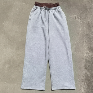 Pantalon de survêtement ample en coton French Terry de haute qualité, coupe droite et incurvée, rayé, avec cordon de serrage - Product Image 4