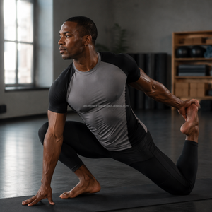 T-shirt de compression ajusté pour homme, personnalisé OEM, pour entraînement sportif, respirant, à manches courtes, en tissu anti-humidité - Product Image 1