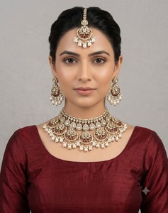 Collier élégant à motif Chandbali avec boucles d'oreilles et mangtika pour femmes, ensemble de bijoux ethniques traditionnels pour réceptions, fabriqué par un fabricant. - Product Image 5