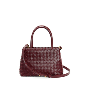Sac fourre-tout classique pour femme en cuir tressé noir avec anse supérieure et bandoulière amovible, motif losanges et fermeture à rabat - Product Image 5