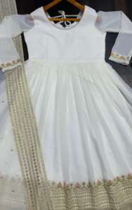 Conjunto de Traje Anarkali de Georgette Premium Blanco al por Mayor con Bordado de Lentejuelas y Zari, Mangas Largas, Diseño de Diseñador con Plazo y Dupatta - Product Image 3
