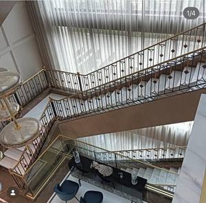 Rampe d'escalier intérieure haut de gamme en fer forgé noir et or avec éléments en laiton et marbre pour la vente en gros - Product Image 2