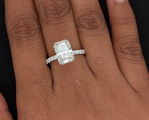 Anillo de compromiso clásico de moissanita con corte radiante de 2.75 quilates para mujer, anillo de halo oculto de oro blanco macizo de 14 quilates, anillo de promesa - Product Image 5