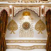 Temple domestique traditionnel en marbre artisanal, finition or blanc, Mandir de Pooja design, sculpture complexe, unité de prière hindoue haut de gamme