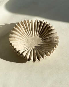 Bol cannelé en travertin beige, pierre naturelle, centre de table décoratif pour mariage et décoration intérieure, 240 mm - Product Image 4