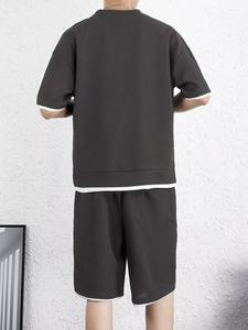 ชุดเสื้อยืดโอเวอร์ไซส์และกางเกงขาสั้นผู้ชาย สีเทาเข้ม ดีไซน์เรียบง่าย สไตล์ลำลอง ชุดสองชิ้นสำหรับฤดูร้อน ผลิตจากผ้าคอตตอนผสม - Product Image 4