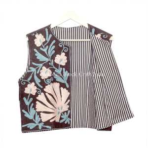 Gilet d'hiver écologique brodé floral unique, doublure confortable, veste en coton cotrize d'inspiration vintage pour femme - Product Image 6