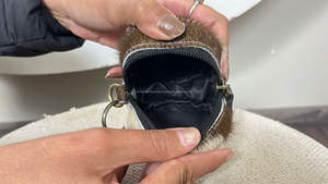 Monedero de cuero de vaca con pelo auténtico, con cremallera, forma redonda mini, para monedas, llaves y pequeños objetos esenciales, Expo Marzo 2026 - Product Image 6