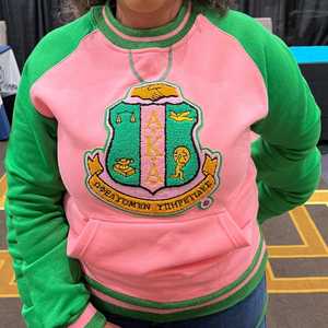 เสื้อสเวตเชิ้ตแขนยาวทรงแร็กแลน คอกลม ปักลายตัวอักษรกรีก สีชมพู ยี่ห้อ AKA Pink Chenille ผ้าพรีเมียม สวมใส่สบาย ทรงลำลอง - Product Image 1