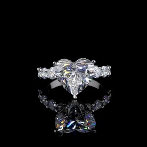 Bague pour femme en or blanc 14K avec diamant de laboratoire taille cœur romantique 2,00 carats et pierres latérales, certifiée IGI, pour fiançailles et anniversaire - Product Image 1