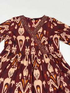 Blusa Túnica de Algodón Tejido con Estampado Ikat Color Granate para Mujer, Manga Larga, Cuello en V, Peplum, Estilo Étnico, Casual, Otoño-Verano, Venta al Por Mayor - Product Image 3