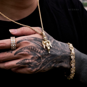 Colgante de Ángel Orando con Incrustaciones de Moissanita y Plata 925 – Símbolo de Fe y Protección, Pieza Personalizada Hecha a Mano con Alto Brillo - Product Image 4