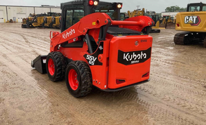 Chargeuse compacte sur pneus Kubota SSV65 d'occasion avec godet pour la construction, l'agriculture et la manutention de matériaux - Product Image 3