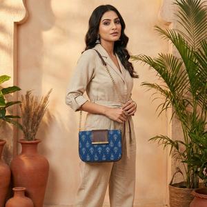 Sac à bandoulière Indigo Floral élégant bleu avec chaîne, en coton et polyester, à rabat, moderne, pour usage quotidien, souple, durable et imperméable - Product Image 2