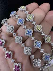 สร้อยข้อมือโมอิสซาไนต์รูปใบโคลเวอร์ เงินแท้ 925 ชุบทอง ดีไซน์ดอกไม้ประดับเพชรรูปใบโคลเวอร์สี่แฉกสำหรับผู้หญิง - Product Image 5