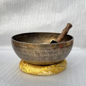 Bol chantant en bronze artisanal de haute qualité, original, personnalisé, bol sonore tibétain en métal pour la méditation, fabriqué à la main par un artisan. - Product Image 4