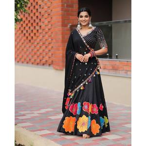 Lehenga Choli en mousseline de soie de créateur avec imprimés et décorations en miroir véritable - Product Image 4