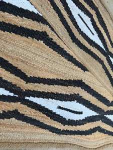 Tapis tissé à la main en chanvre naturel Savanna Luxe – Motif zèbre / tribal, lavable, taille personnalisée, motif géométrique - Product Image 4