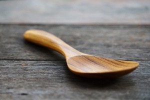 Cuillère en bois lisse et légère, artisanale, taille repas, technique polie par Crescent Crafts - Product Image 6
