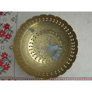 Le bol de service en laiton nostalgique ajoute une touche festive à chaque célébration et à chaque dîner en famille. - Product Image 4